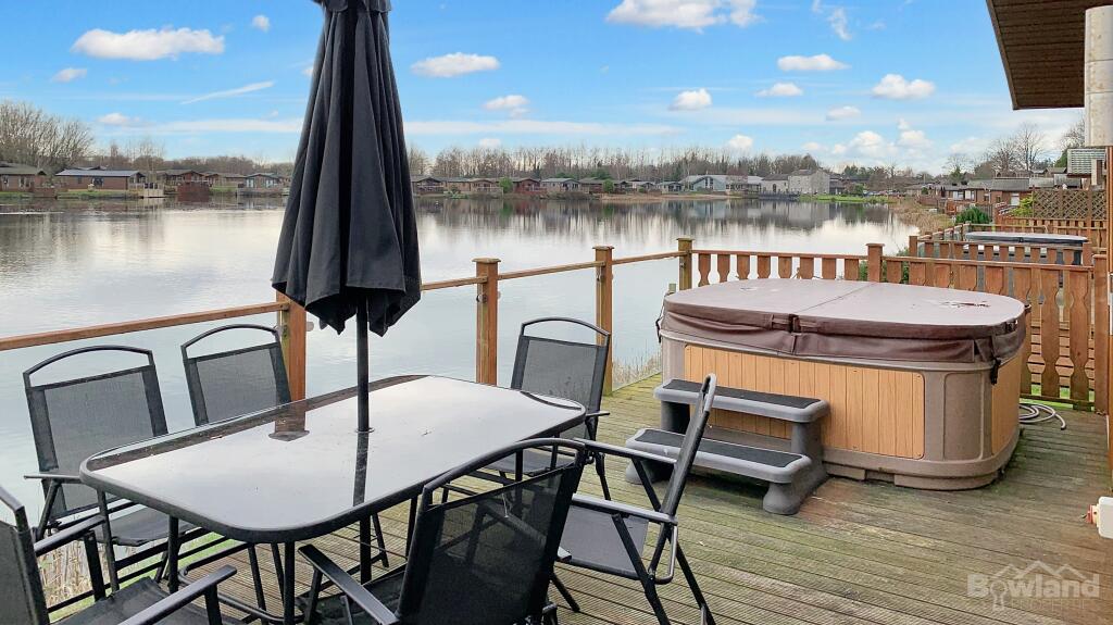Outdoor dining and hot tub