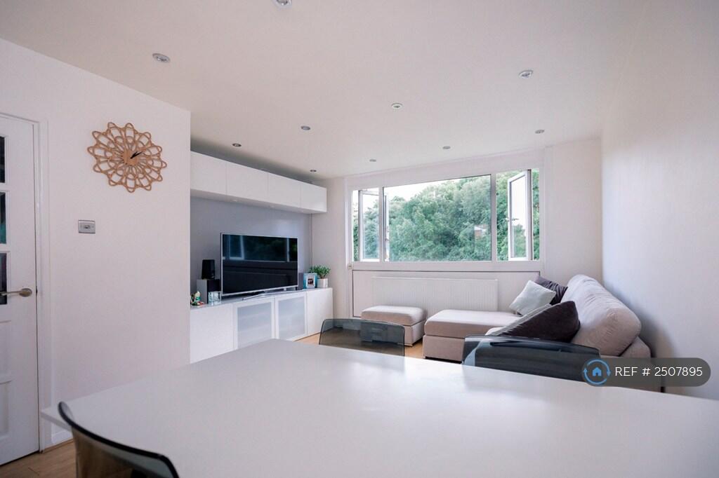 Lounge - Views To Communal Garden And Syon Park 