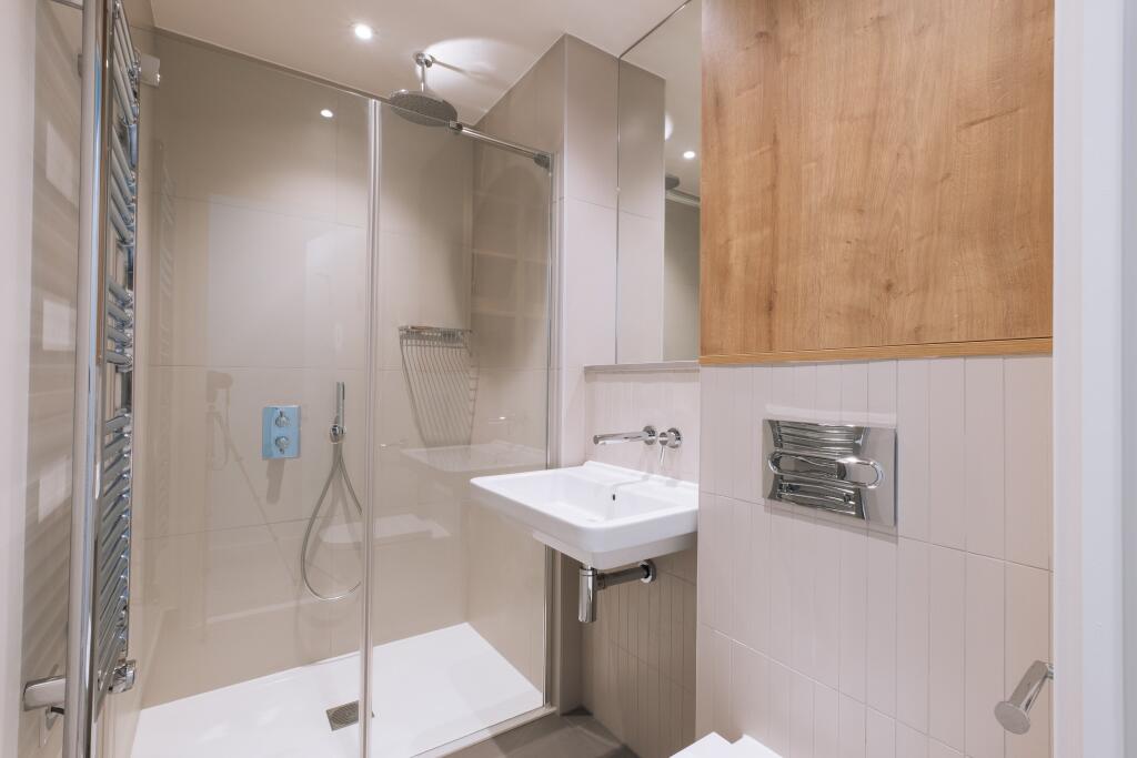 Step into luxury with this beautifully designed modern bathroom.