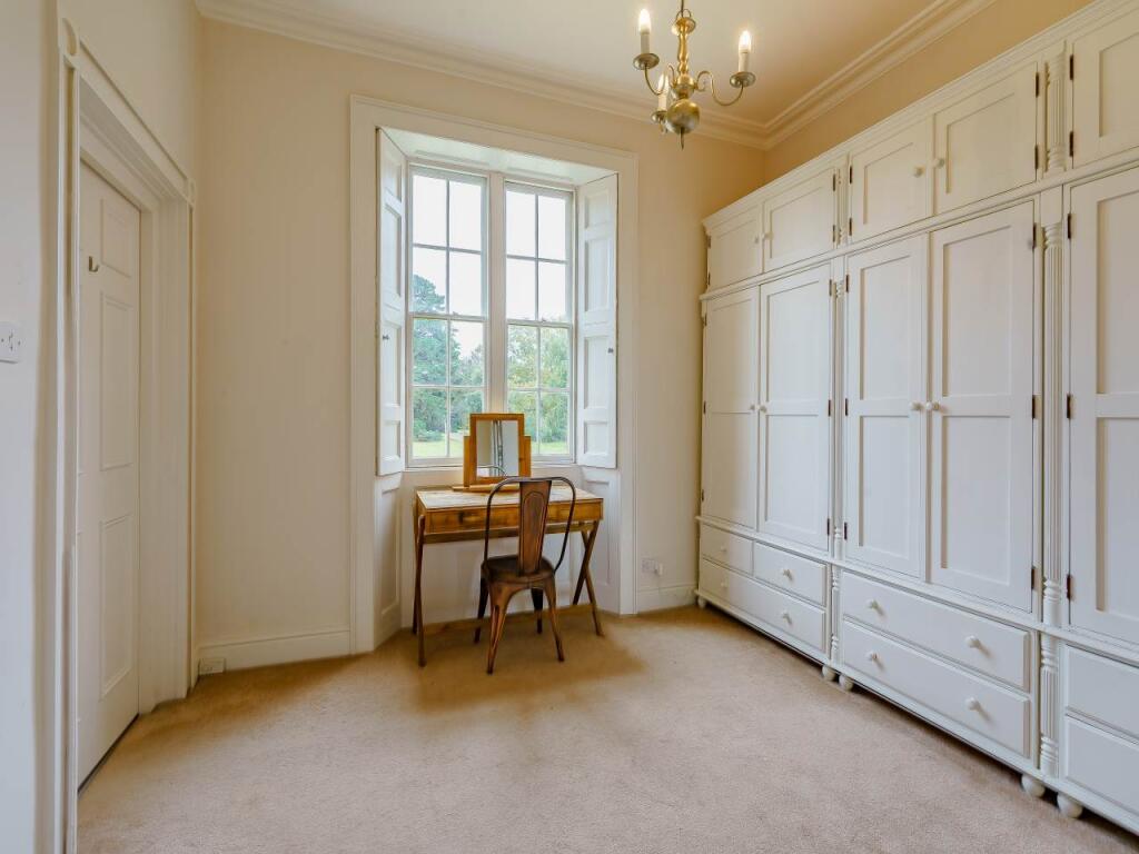 8483175-interior34