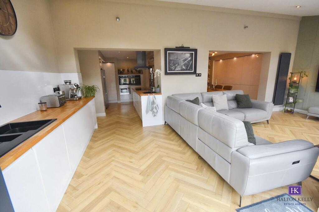 OPEN PLAN KITCHEN/DINING FAMILY AREA