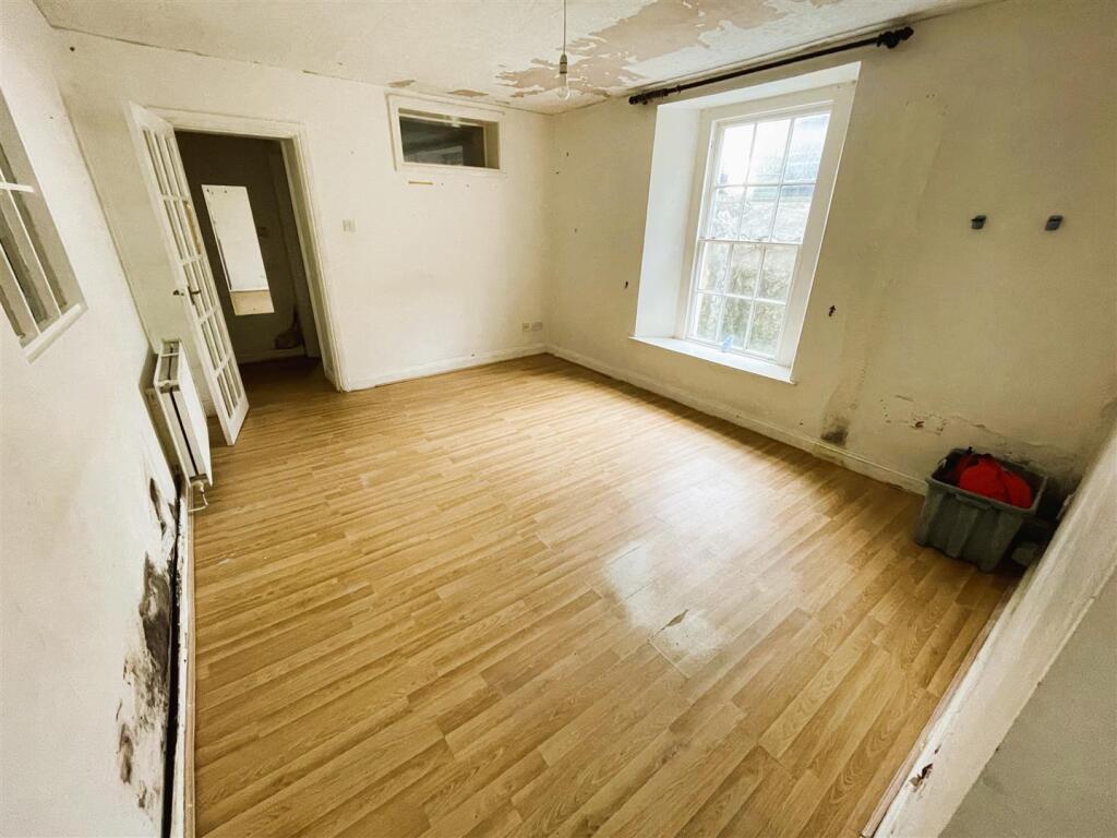 Lounge 2.JPG
