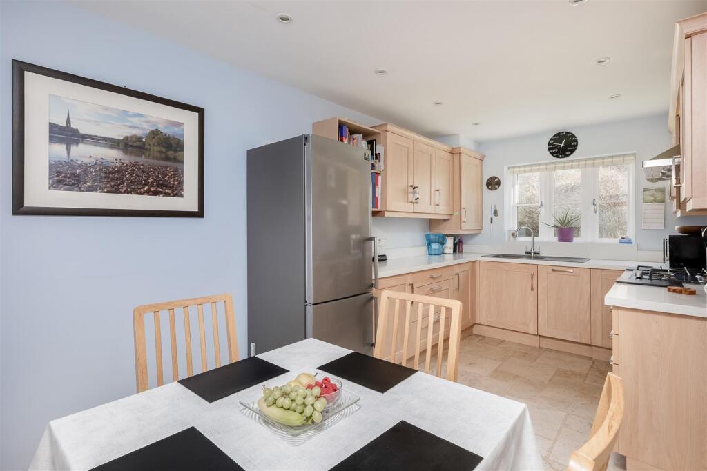 8 Foxfield Court-5.jpg