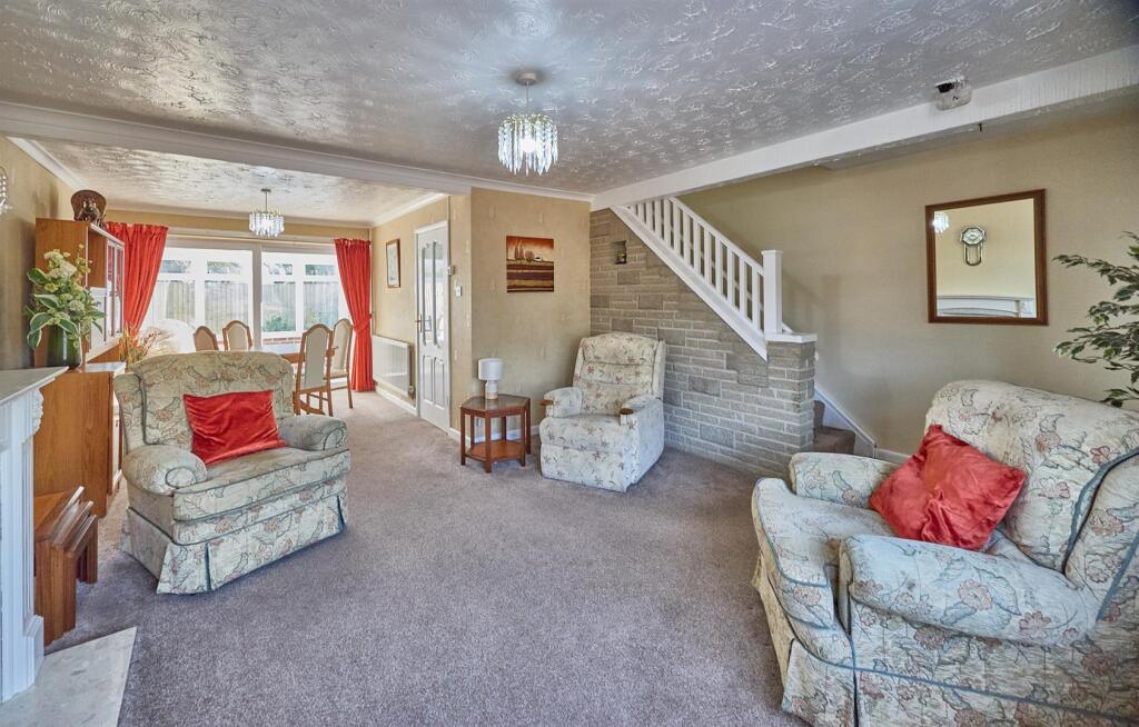 Thrrough Lounge/Dining Room