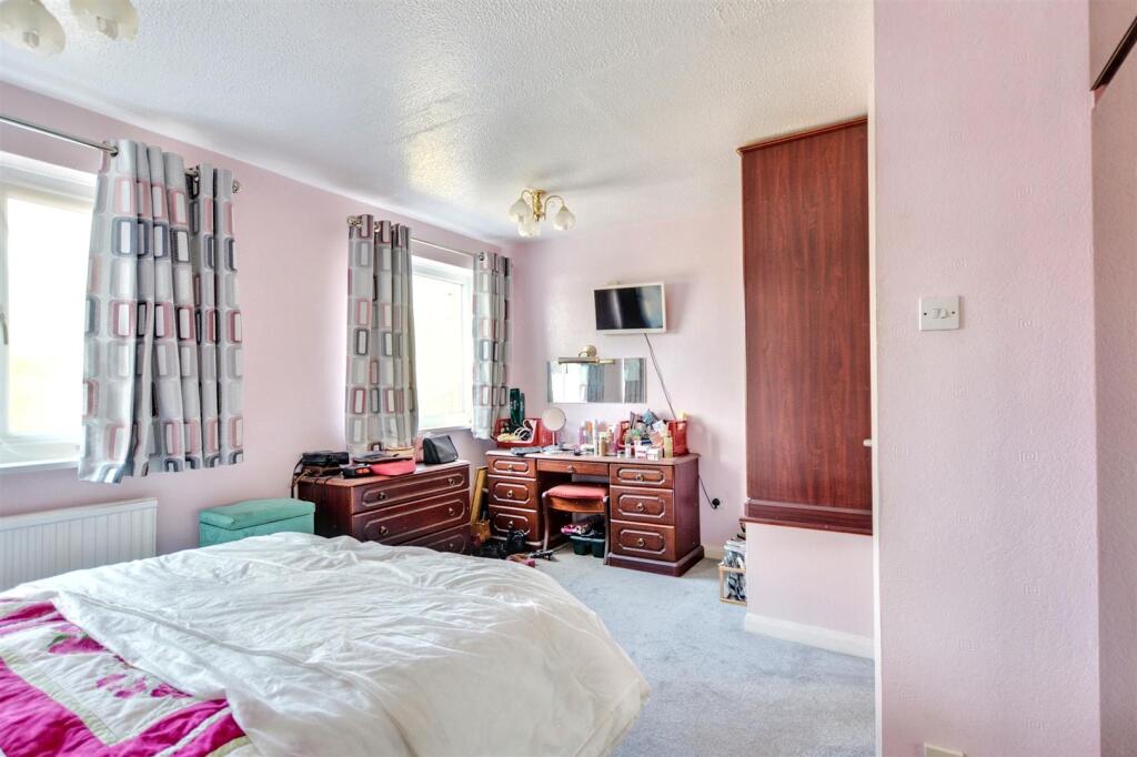 Bedroom 1_2.jpeg