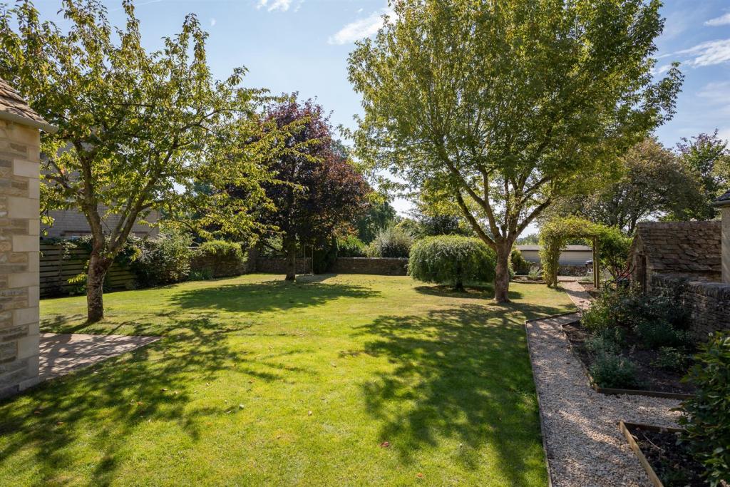 9 - 41 Ampney Crucis - GL7 5SF - Web.jpg