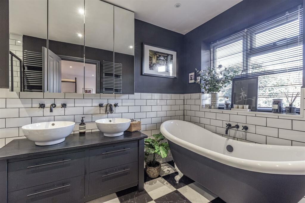 70 Station Road, West Byfleet, KT14 6DR - 25.jpg