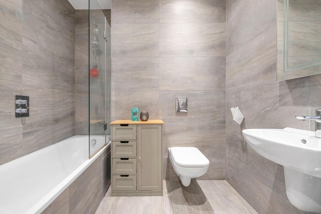 Bathroom.JPG