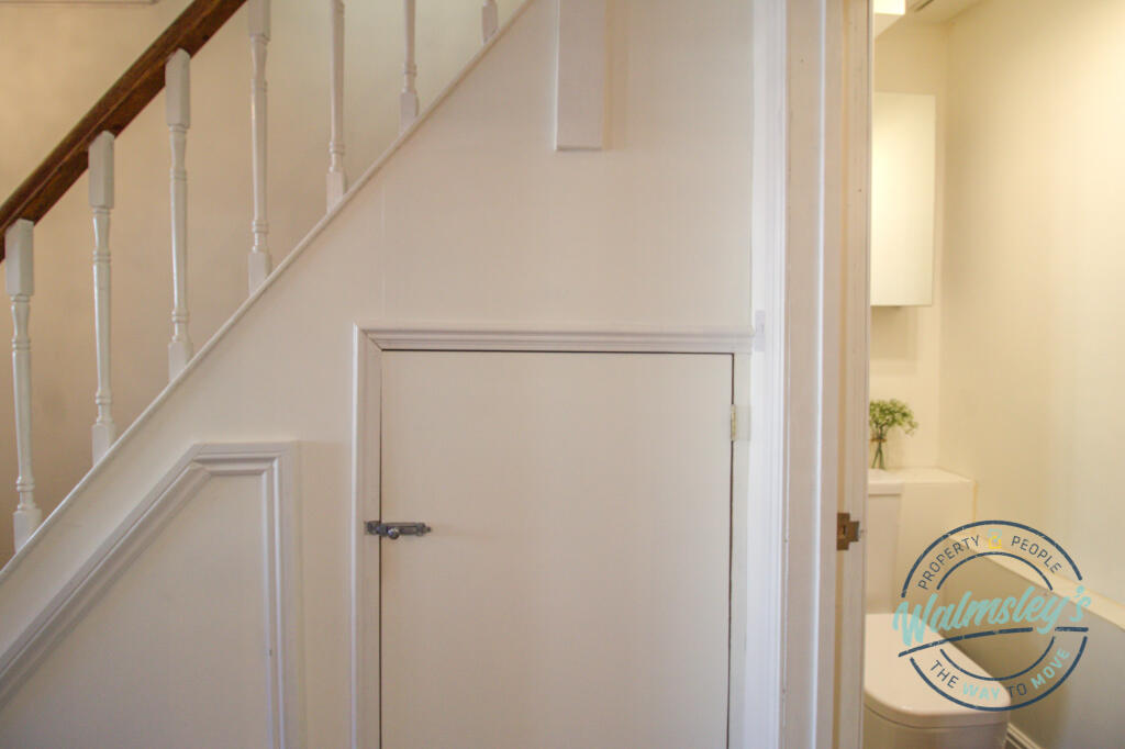 Hallway &amp; cloakroom