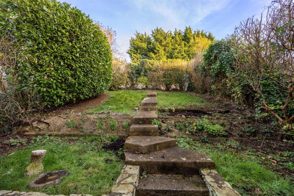 Chichester Close 21 GARDEN.jpeg