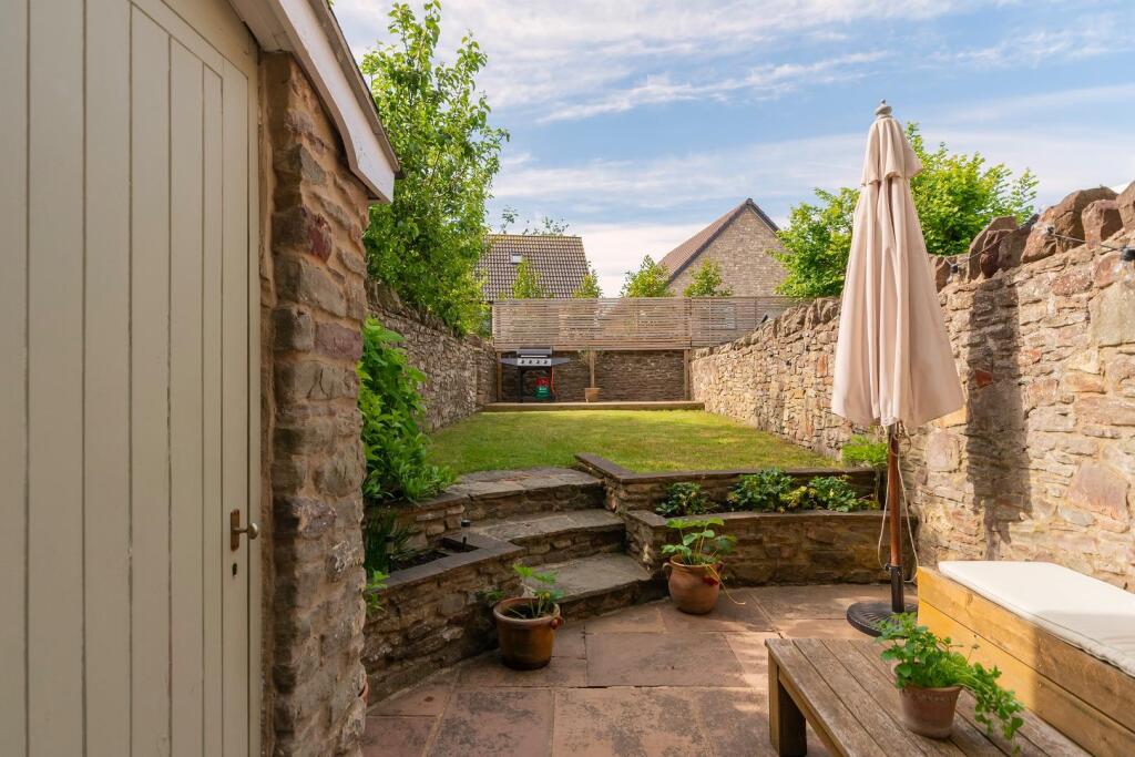 1B0R8WE - External H.jpg