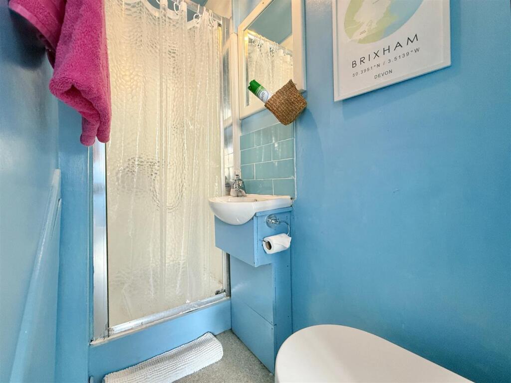 Bed 2 Shower Room.JPG