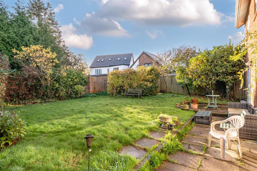 23 Mill Farm Close (36).jpg