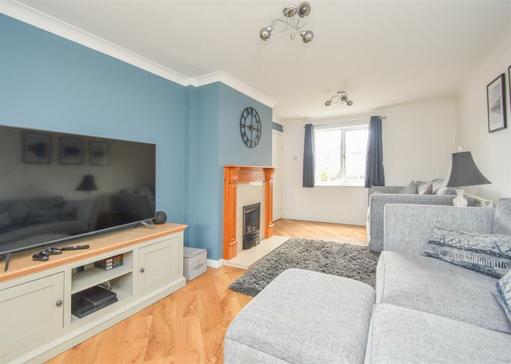 37 The Longlands - Living Room.jpg