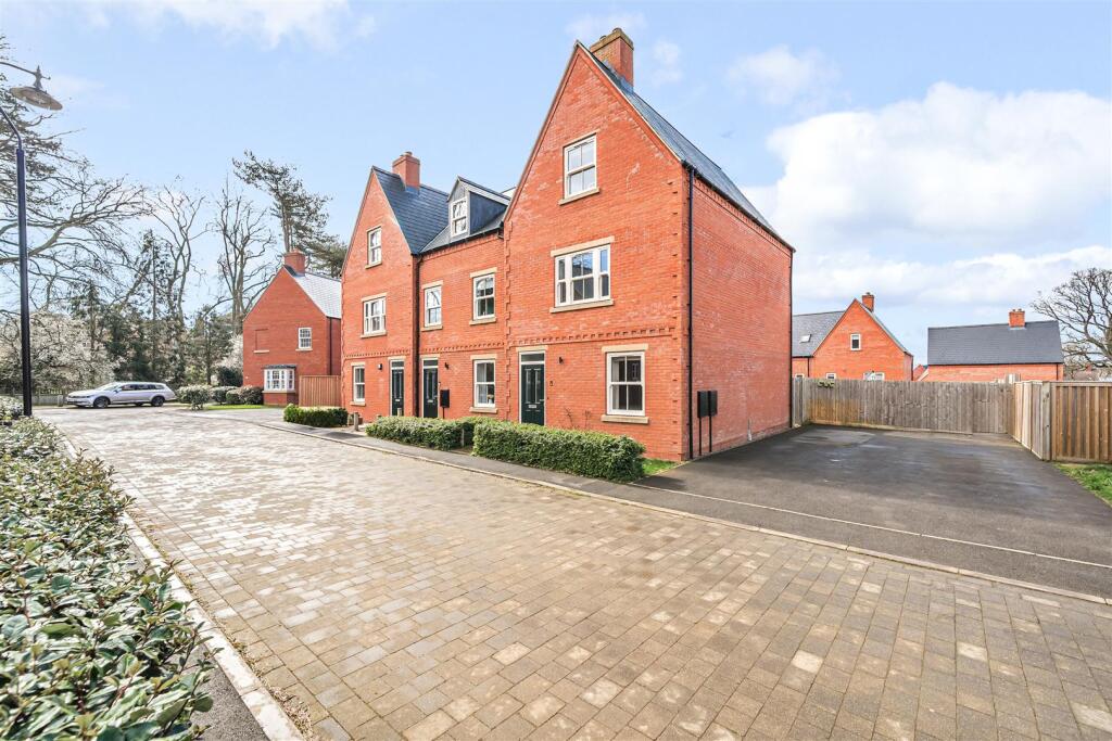 4 Sedgefield Drive, Towcester (14).jpg