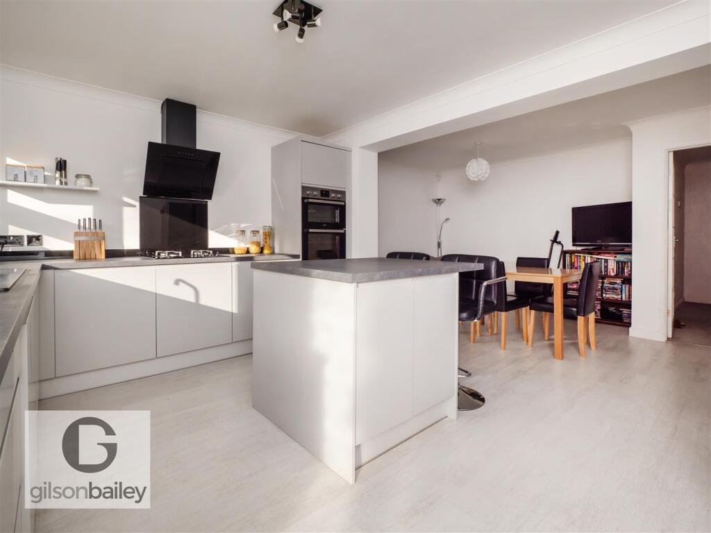 24AylesburyClose-22.jpg