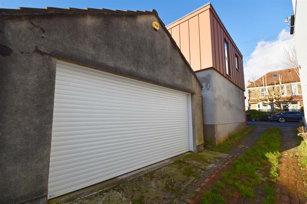 Double garage to rear of property.jpg