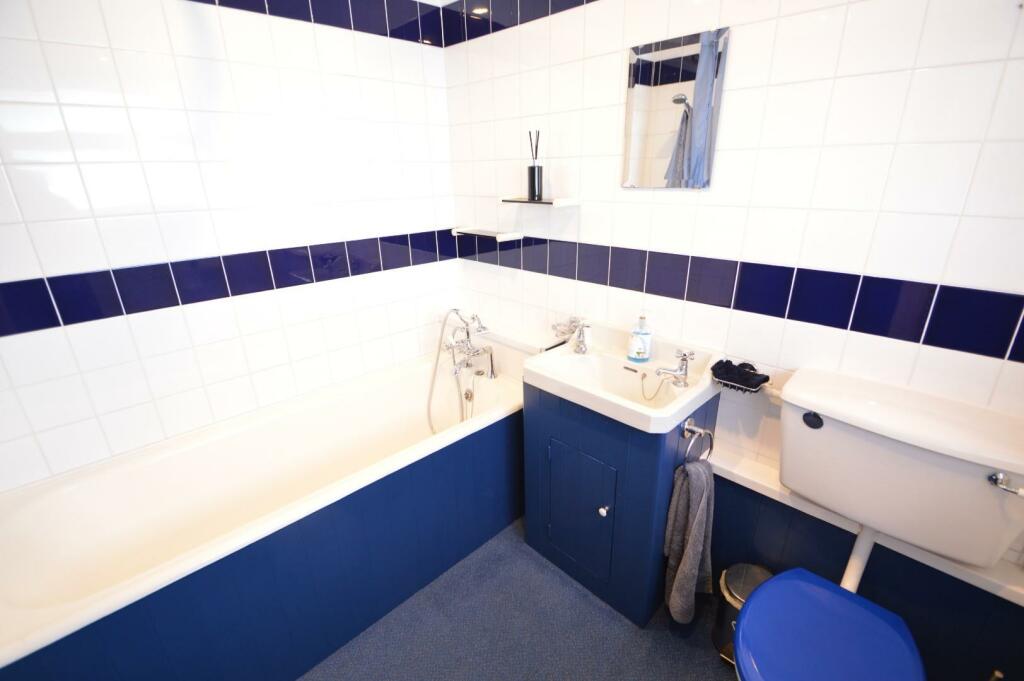 1 Cherrytree Cottage Bathroom.JPG