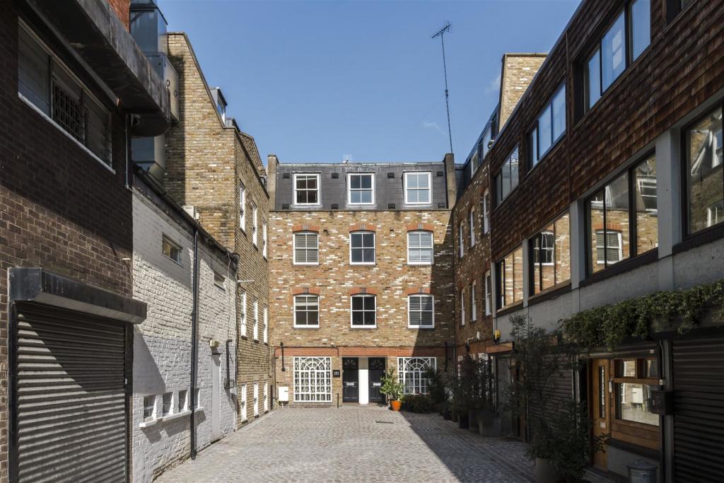 1A Fitzroy Mews-7.jpg
