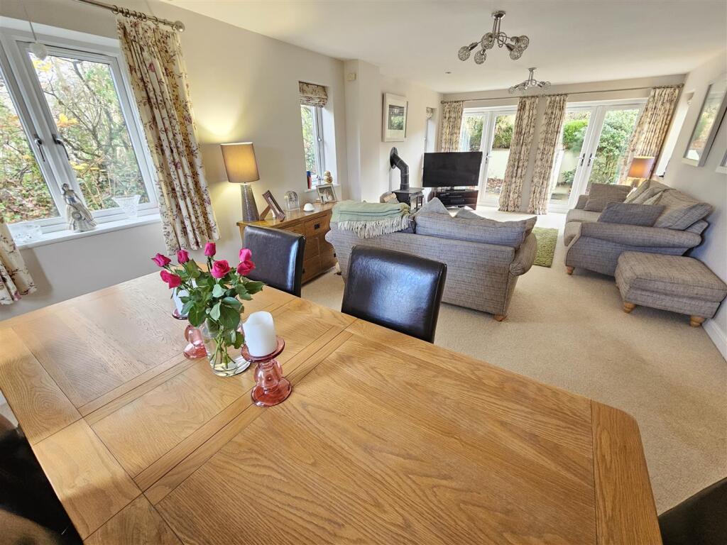 Lounge Dining (2).jpg