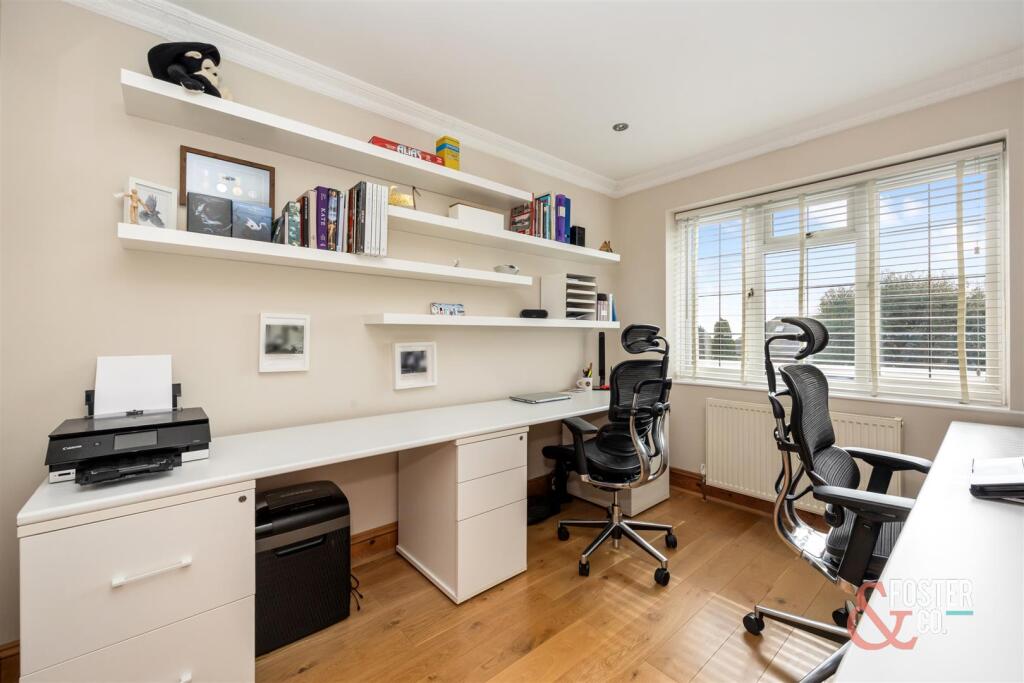 Whitethorn Drive, 9-004.jpg