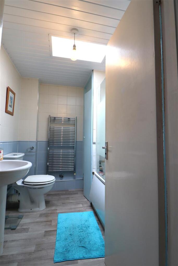 Bathroom1 e.JPG