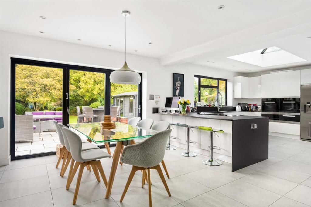 Open-plan kitchen / dining