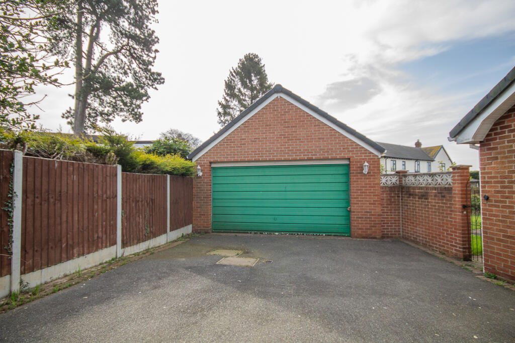 Double Garage &amp; Driveway