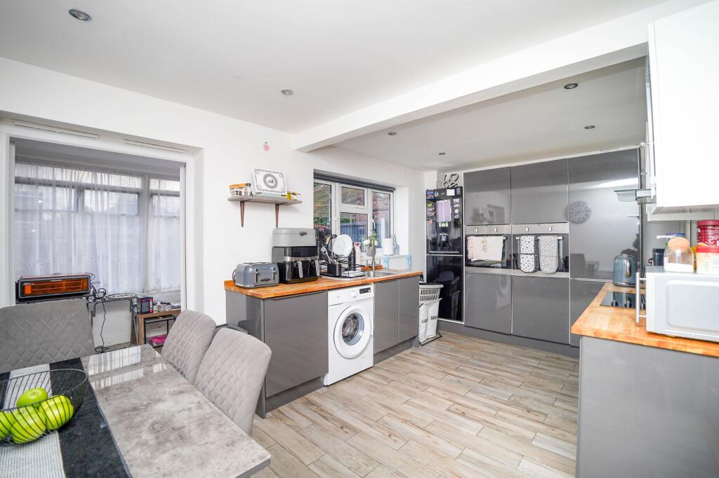 Kitchen/ Dining Room