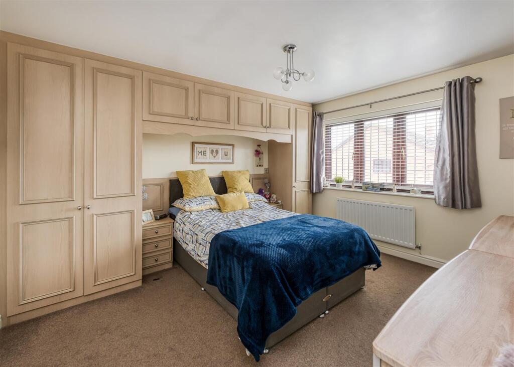 19 Penleigh Gardens-bed1.jpg