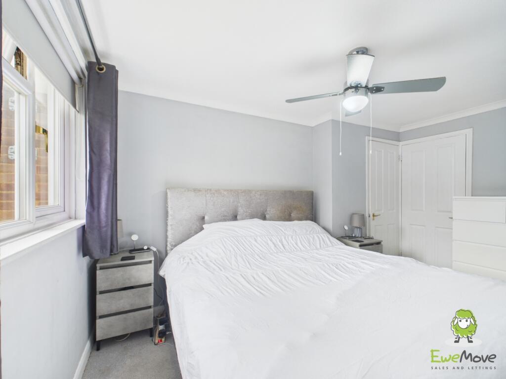EweMove Estate Agents Basingstoke - Lea Close - Be