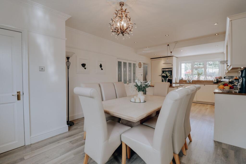 Open-plan kitchen/diner
