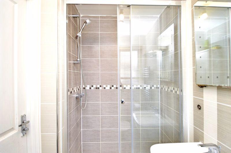 EN-SUITE SHOWER ROOM (3)