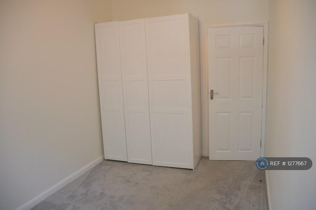 Bedroom 2 (Outwards)