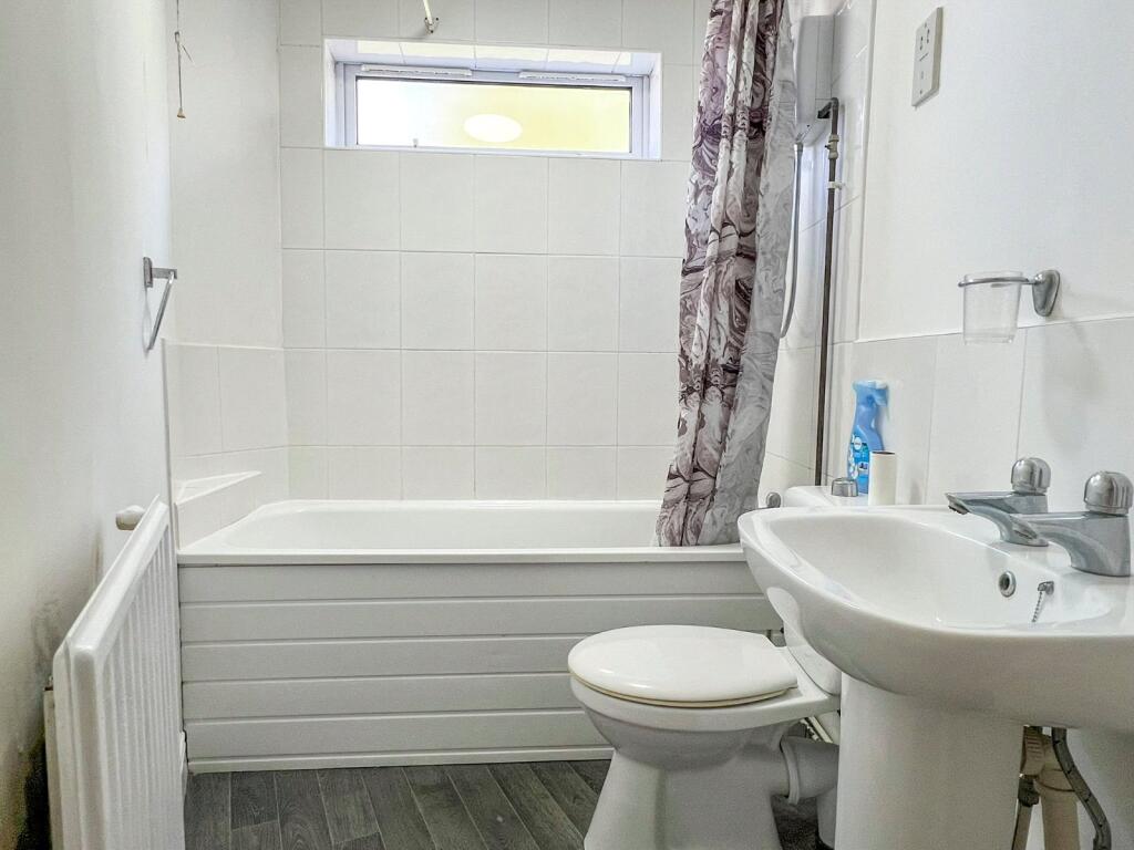 Flat 1 Bathroom