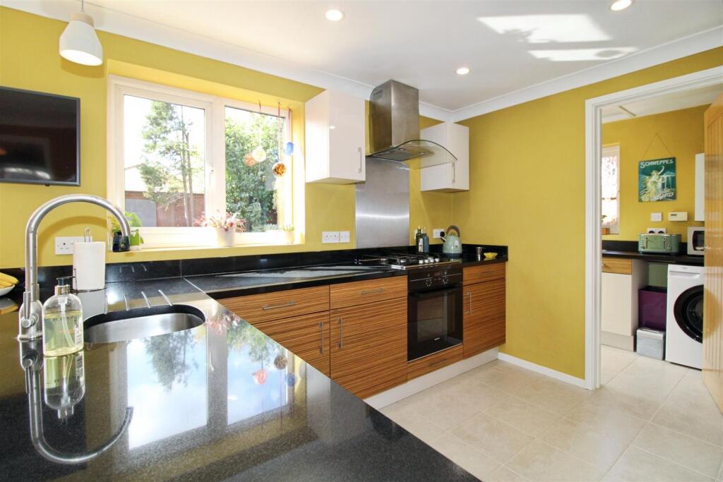 Open plan kitchen/dining room