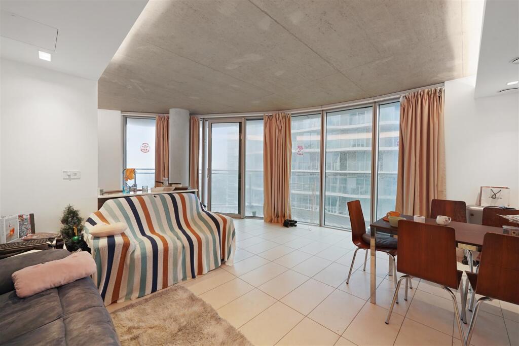 Hoola Apartents, Royal Victoria Dock, E16