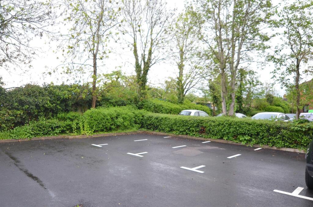 Parking &amp; Gardens