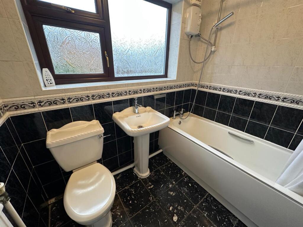 9 Tamar Bathroom .jpg