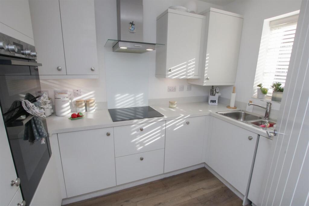 FULLY FITTED KITCHEN