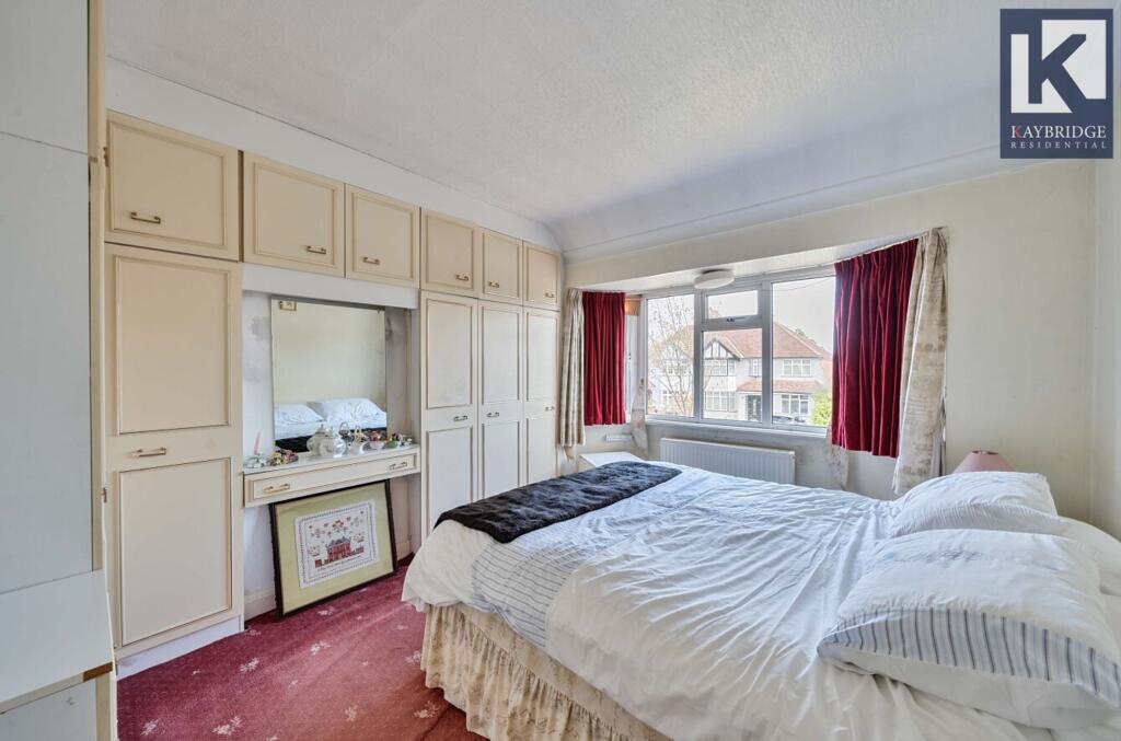 Walsingham Gardens, KT19 0LS