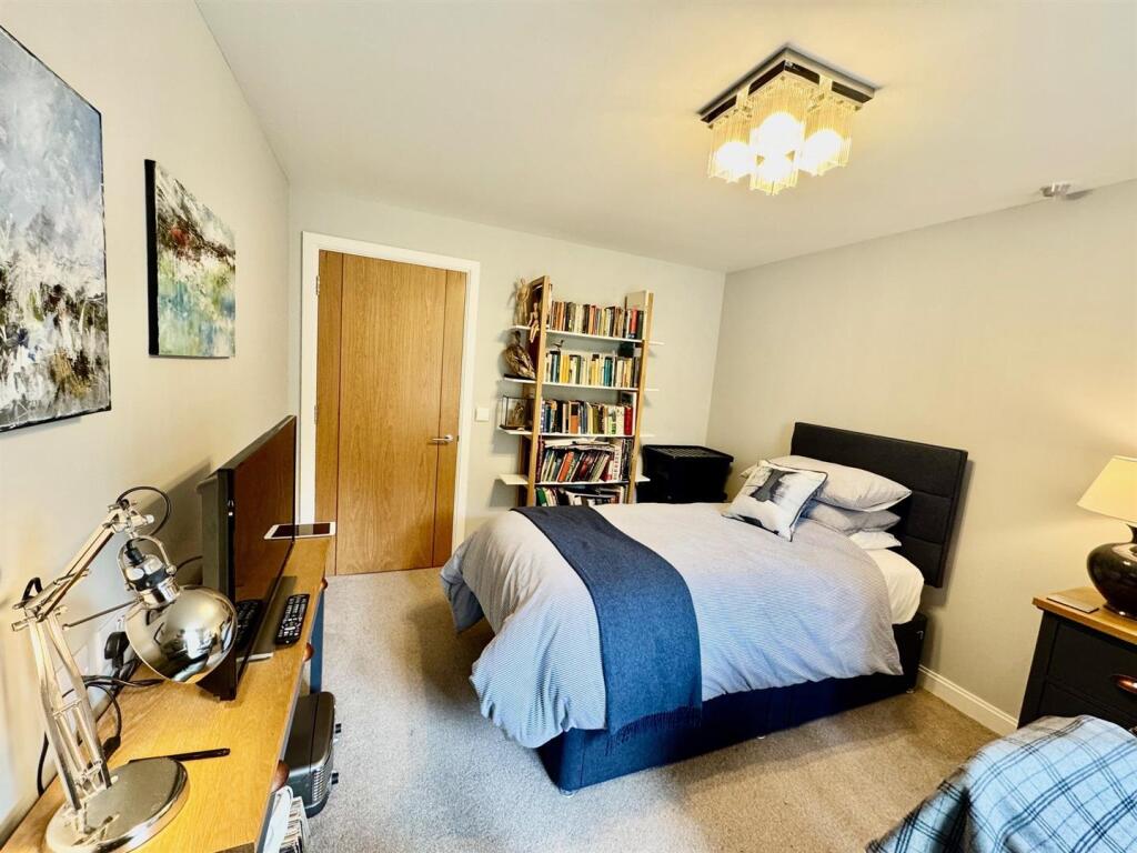 Bedroom 2b.jpg