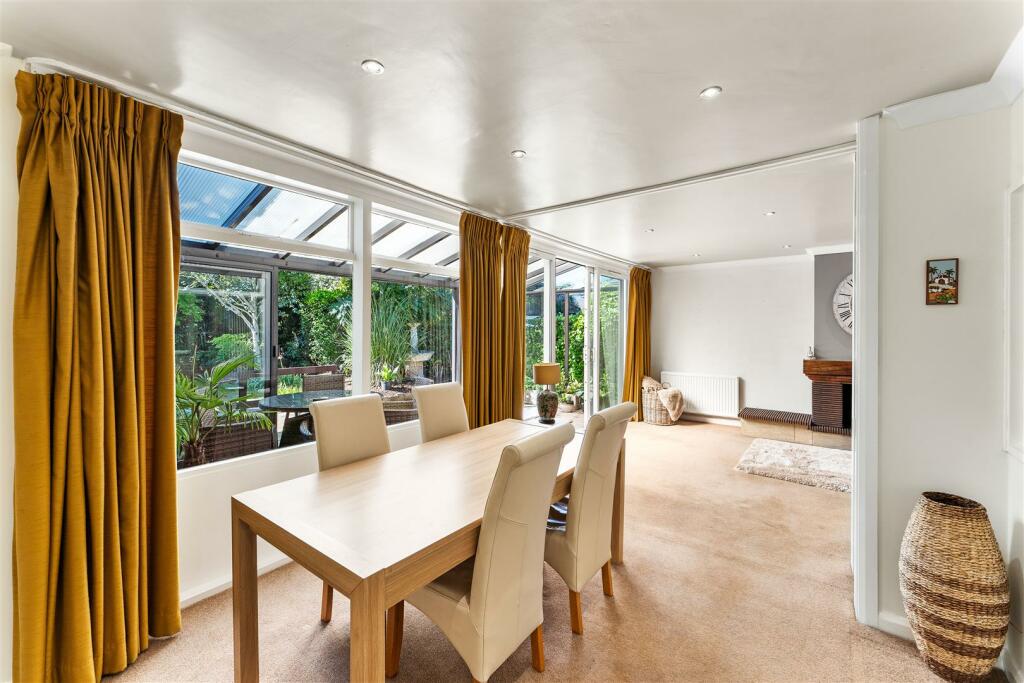 Open Plan Lounge / Dining Room