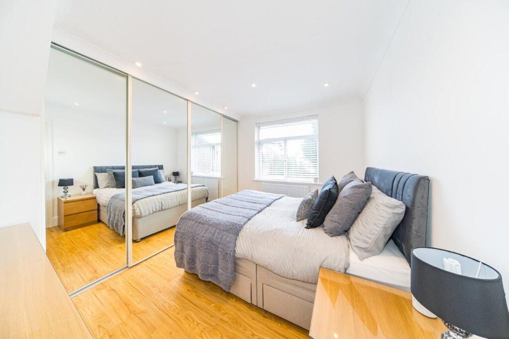 1 Longview Drive bedroom 2.jpg