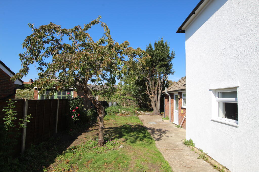 3 GARDEN SIDE.JPG
