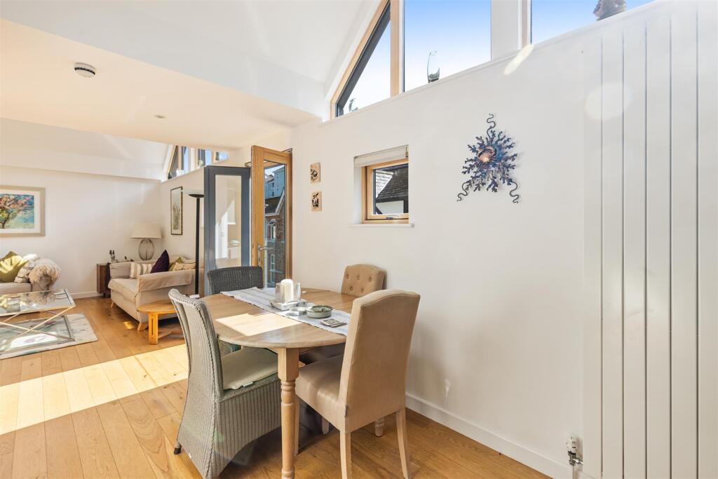 A07 - 4 Westwater Court, Dartmouth, Victoria Road 