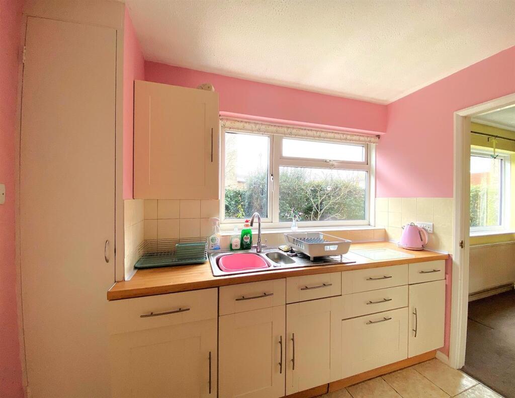 60 Gwyneth Grove - Kitchen2.jpg