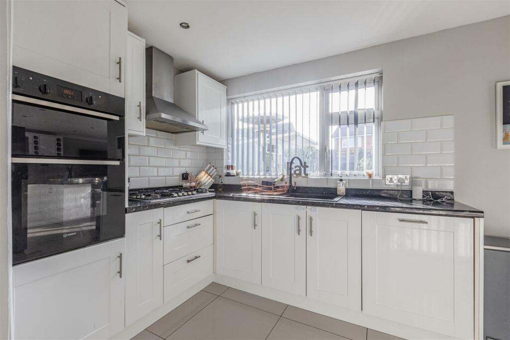 11 Magdalen Crescent, Byfleet, KT14 7SR - 8.jpg