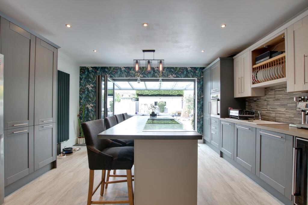 KITCHEN / BREAKFAST ROOM