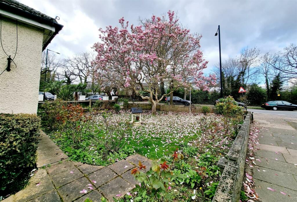 FRONT GARDEN: PIC. 1